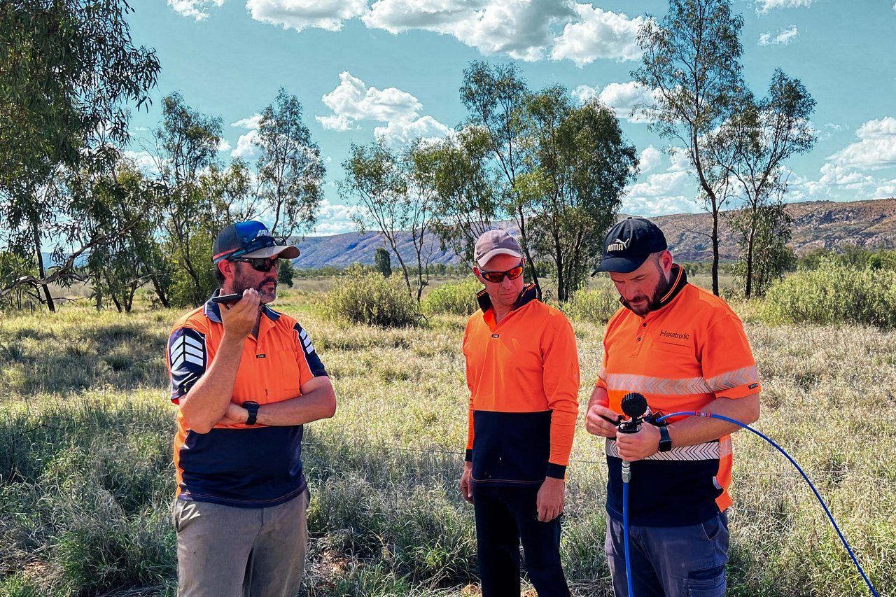 An OSA and Hexatronic field crew testing a blown fibre installation in the Australian outback